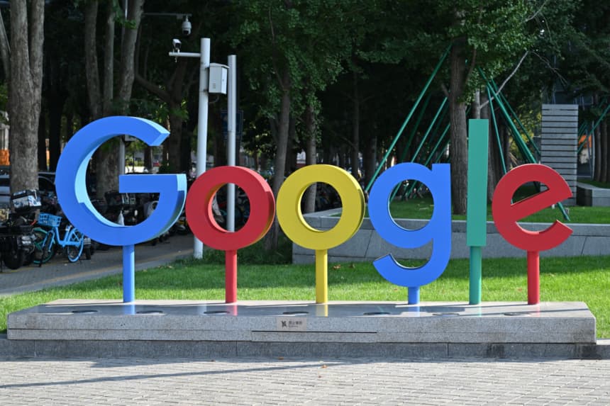 El logotipo de la empresa Google aparece en una fotografía tomada en Beijing el 22 de septiembre de 2026. (Foto de ADEK BERRY / AFP vía Getty Images)