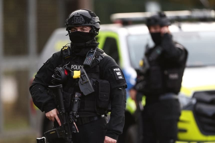 Un oficial de policía armado monta guardia en una carretera fuera del perímetro de la base aérea de la RAF Fairford, en Fairford, Inglaterra, el 28 de septiembre de 2026. (Toby Shepheard/Reuters)