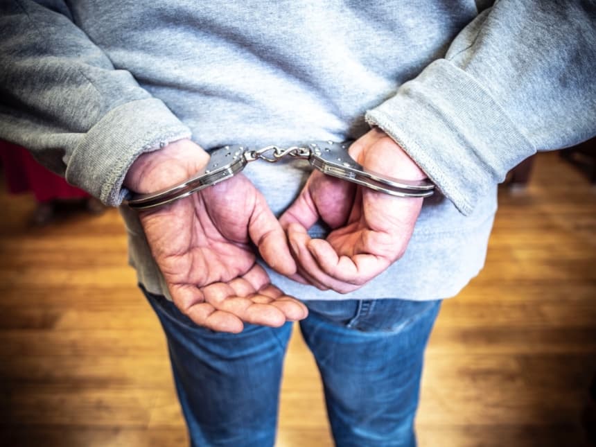 Condenan a hombre a dos años de prisión por fraude de USD 2.3 millones en ayudas por la pandemia