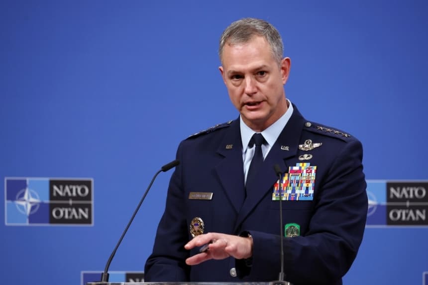 El general Alexus G. Grynkewich, comandante supremo de las fuerzas aliadas en Europa, habla desde el escenario durante una conferencia de prensa en la sede de la OTAN en Bruselas el 19 de mayo de 2026. (Omar Havana/Getty Images)