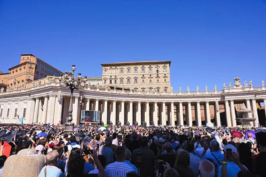 El papa León XIV se dirige a la multitud desde la ventana del Palacio Apostólico que da a la Plaza de San Pedro en el Vaticano, el 20 de septiembre de 2026 (Andreas SOLARO / AFP vía Getty Images)