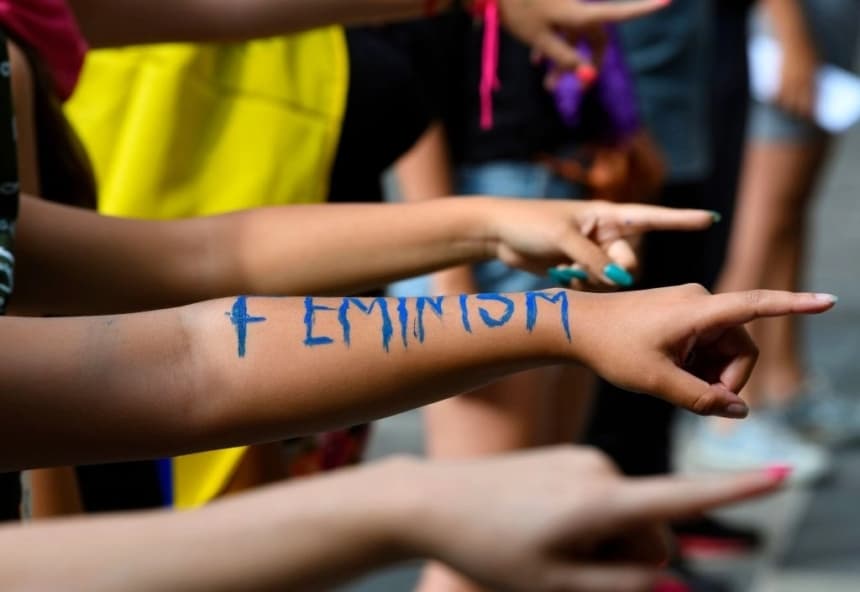 Activistas feministas participan en una actuación coreografiada en la plaza Brion de Caracas, Venezuela, el 7 de diciembre de 2019. (Yuri Cortez/AFP vía Getty Images)