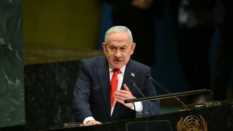 Netanyahu se reunió en secreto con representantes árabes en EAU, según funcionarios israelíes