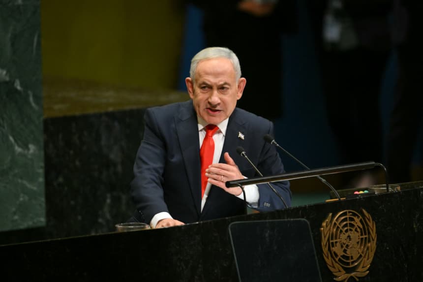 El primer ministro de Israel, Benjamin Netanyahu, tras pronunciar su discurso durante la 81.ª Asamblea General de las Naciones Unidas en la sede de la ONU en Nueva York, el 24 de septiembre de 2026. (ANGELA WEISS / AFP vía Getty Images)