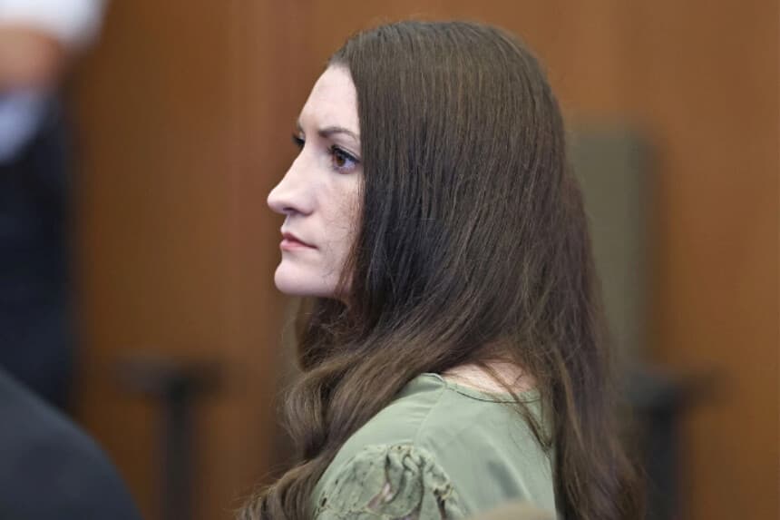 La acusada Lindsay Clancy observa a los miembros del jurado entrar en la sala mientras estos reanudan las deliberaciones en el Tribunal Superior de Plymouth, en Plymouth, Massachusetts, el 4 de septiembre de 2026. (Greg Derr/Pool vía Reuters).