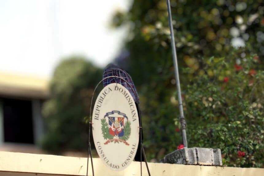 El Consulado General de la República Dominicana en Puerto Príncipe, el 25 de febrero de 2015. (HÉCTOR RETAMAL/AFP vía Getty Images)