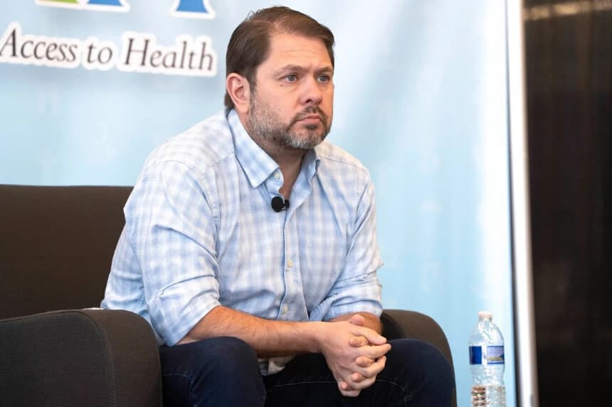 El senador Ruben Gallego (D-Ariz.) escucha durante una reunión pública en Scottsdale, Arizona, el 17 de marzo de 2025. (Rebecca Noble/Getty Images).