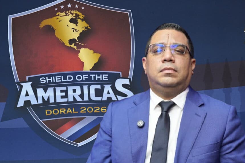Embajador de Venezuela en Perú, José Márquez García (Pachi Valencia/ Epoch TV); El logo del "Escudo de las Américas" en el Trump National Doral de Miami, Florida, el 7 de marzo de 2026. (SAUL LOEB / AFP vía Getty Images)
