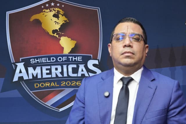 Embajador de Venezuela en Perú, José Márquez García (Pachi Valencia/ Epoch TV); El logo del "Escudo de las Américas" en el Trump National Doral de Miami, Florida, el 7 de marzo de 2026. (SAUL LOEB / AFP vía Getty Images)