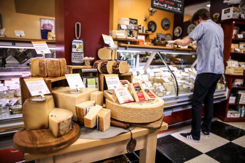 Quesos importados en exhibición en un supermercado de San Francisco, California, el 26 de agosto de 2019. (Justin Sullivan/Getty Images).