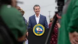 Newsom firma ley que prohíbe guantes eléctricos e impone impuestos a centros de detención