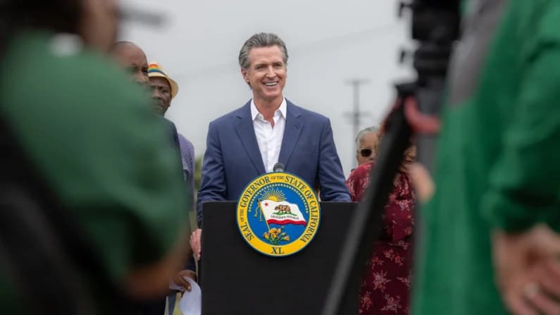 Newsom firma ley que prohíbe guantes eléctricos e impone impuestos a centros de detención