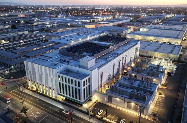 Un centro de datos de 33 megavatios con un sistema de enfriamiento de circuito cerrado en Vernon, California, el 14 de abril de 2026. (Mario Tama/Getty Images)