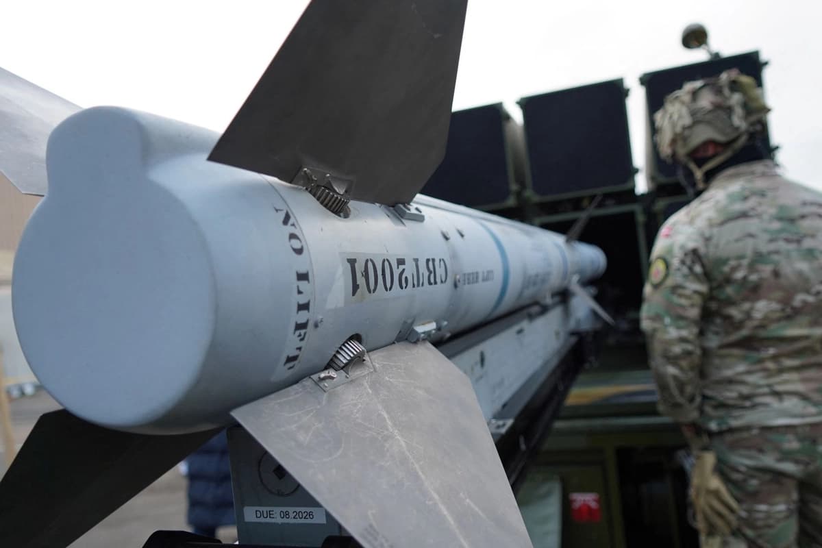 Un misil AMRAAM durante un evento para presentar el nuevo sistema de defensa aérea terrestre de Dinamarca en la base aérea de Skalstrup, Roskilde, Dinamarca, el 17 de diciembre de 2025. (James Brooks/AFP vía Getty Images)