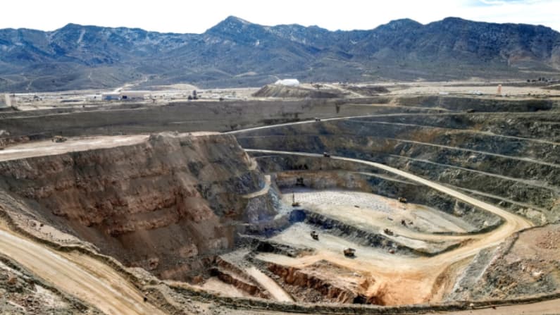 Embajador de EE. UU. afirma que China usa su dominio de tierras raras como arma