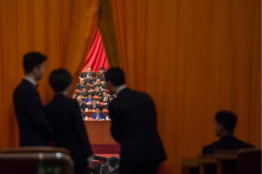 Guardias de seguridad chinos observan a delegados militares durante el discurso del líder chino Xi Jinping en el XIX Congreso del Partido Comunista en Beijing, el 18 de octubre de 2017. (Fred Dufour/AFP vía Getty Images).