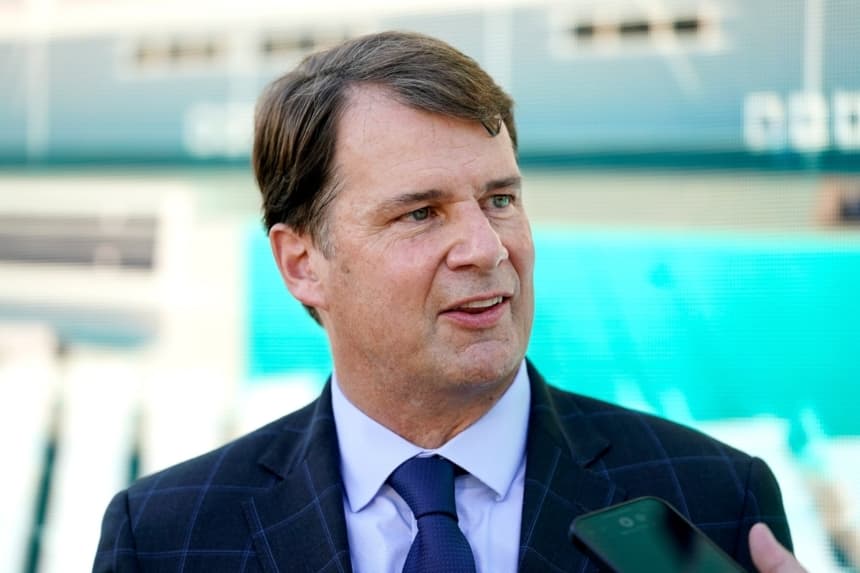Jim Farley, presidente y director ejecutivo de Ford, responde preguntas durante una conferencia de prensa en Memphis, Tennessee, el 28 de septiembre de 2021. (Mark Humphrey/AP Photo)