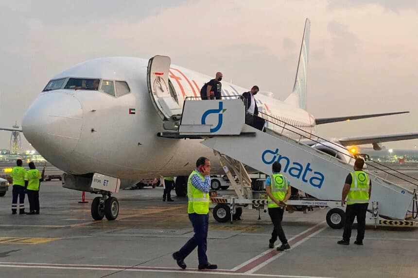 Foto de archivo que muestra a turistas israelíes bajando de un avión de FlyDubai, en Dubái, Emiratos Árabes Unidos, el 8 de noviembre de 2020. (Malak Harb/AP Photo).