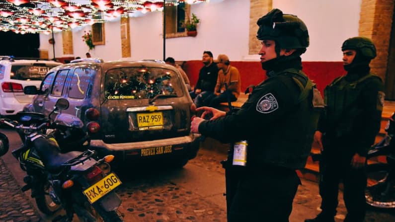 Ocho personas resultan heridas y otra muere en un siniestro vial en Colombia