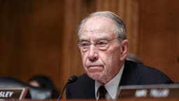 Equipo de exfiscal especial obtuvo cheques de donantes en investigación sobre Trump, dice senador