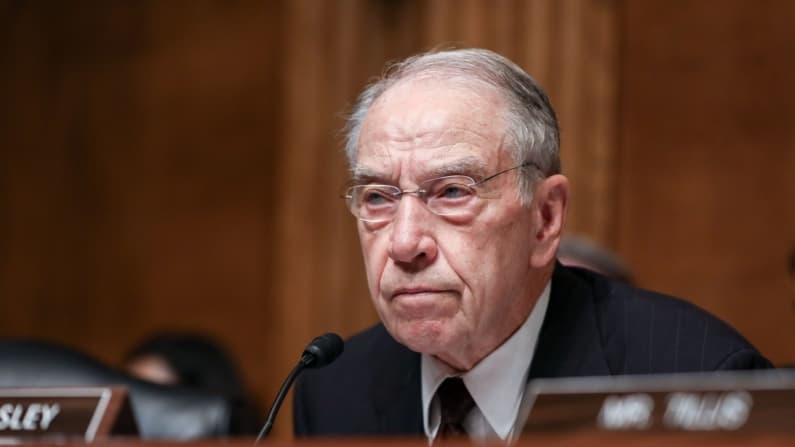 Equipo de exfiscal especial obtuvo cheques de donantes en investigación sobre Trump, dice senador