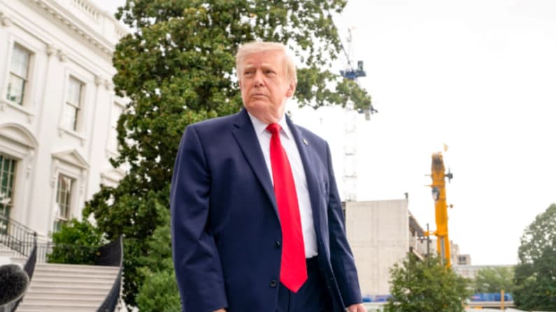 Trump hará gira de campaña de 32 días por el Partido Republicano antes de elecciones de mitad de mandato