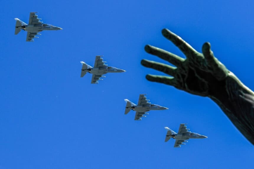 Aviones de entrenamiento a reacción subsónicos y de ataque ligero Yakovlev Yak-130 sobrevuelan la Plaza Roja durante un ensayo para el desfile militar del Día de la Victoria en Moscú, el 7 de mayo de 2017. (Kirill Kudryavtsev/AFP vía Getty Images).