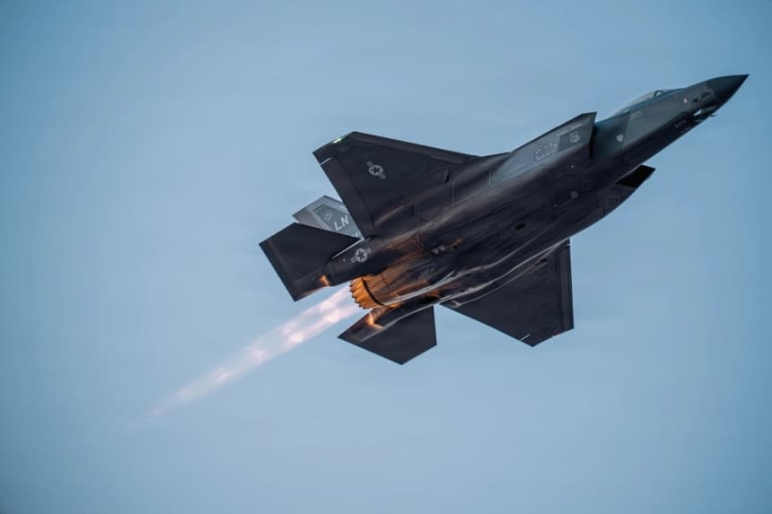 Un F-35 de la Fuerza Aérea de EE. UU. despega en el Medio Oriente en apoyo a la Operación Fueria Épica el 2 de marzo de 2026. (Cortesía de la Fuerza Aérea de EE. UU.)