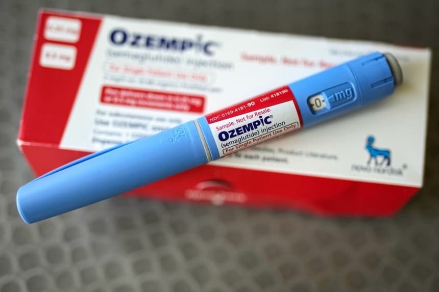 En la imagen, tomada el 1 de julio de 2023 en Houston, Texas, se muestra un ejemplar genuino del medicamento inyectable Ozempic, un fármaco para la diabetes que en ocasiones se receta fuera de indicación para la pérdida de peso. (David J. Phillip /AP)