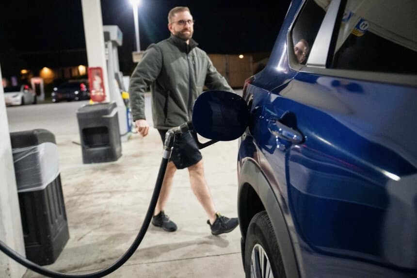 Un hombre llena el tanque de su auto en una gasolinera de Elkridge, Maryland, el 12 de noviembre de 2025. (Madalina Kilroy/The Epoch Times).