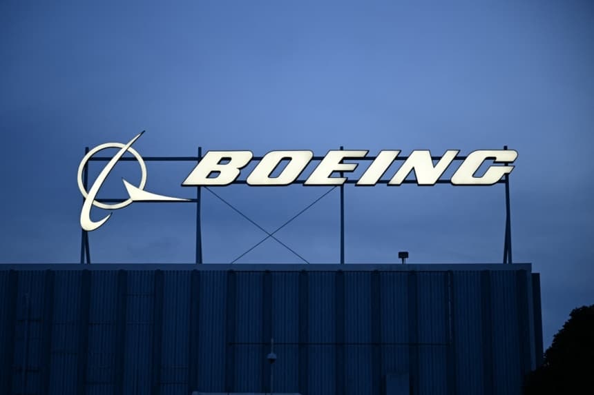 El logotipo de Boeing Co. se exhibe en el exterior de las oficinas de la empresa, cerca del Aeropuerto Internacional de Los Ángeles, en El Segundo, California, el 18 de enero de 2024. (Patrick T. Fallon/AFP vía Getty Images)