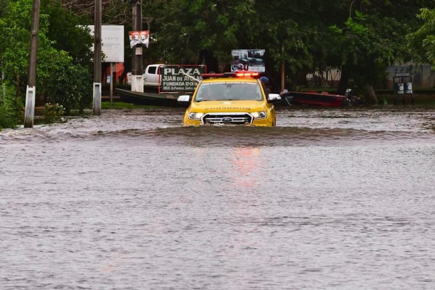 Un vehículo de bomberos atraviesa las aguas de una inundación en Ayolas, a 300 km al sur de Asunción, Paraguay, el 3 de noviembre de 2023. (NORBERTO DUARTE/AFP vía Getty Images)