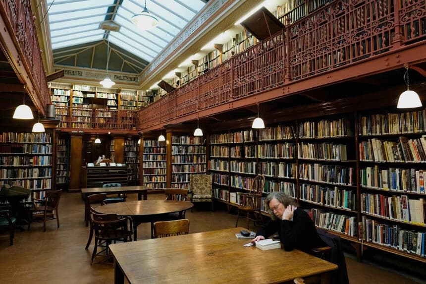 Un hombre lee un libro en la biblioteca de Leeds, Inglaterra, el 9 de enero de 2018. (Ian Forsyth/Getty Images).