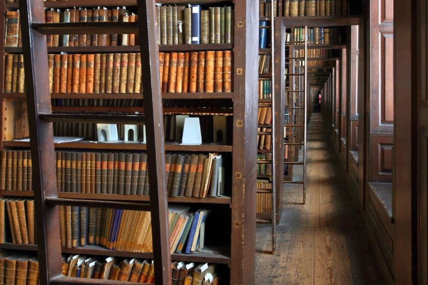 Vista general de la sala principal de la Antigua Biblioteca, The Long Room, en el Trinity College de Dublín, Irlanda, el 16 de agosto de 2007. (John D. McHugh/Getty Images).