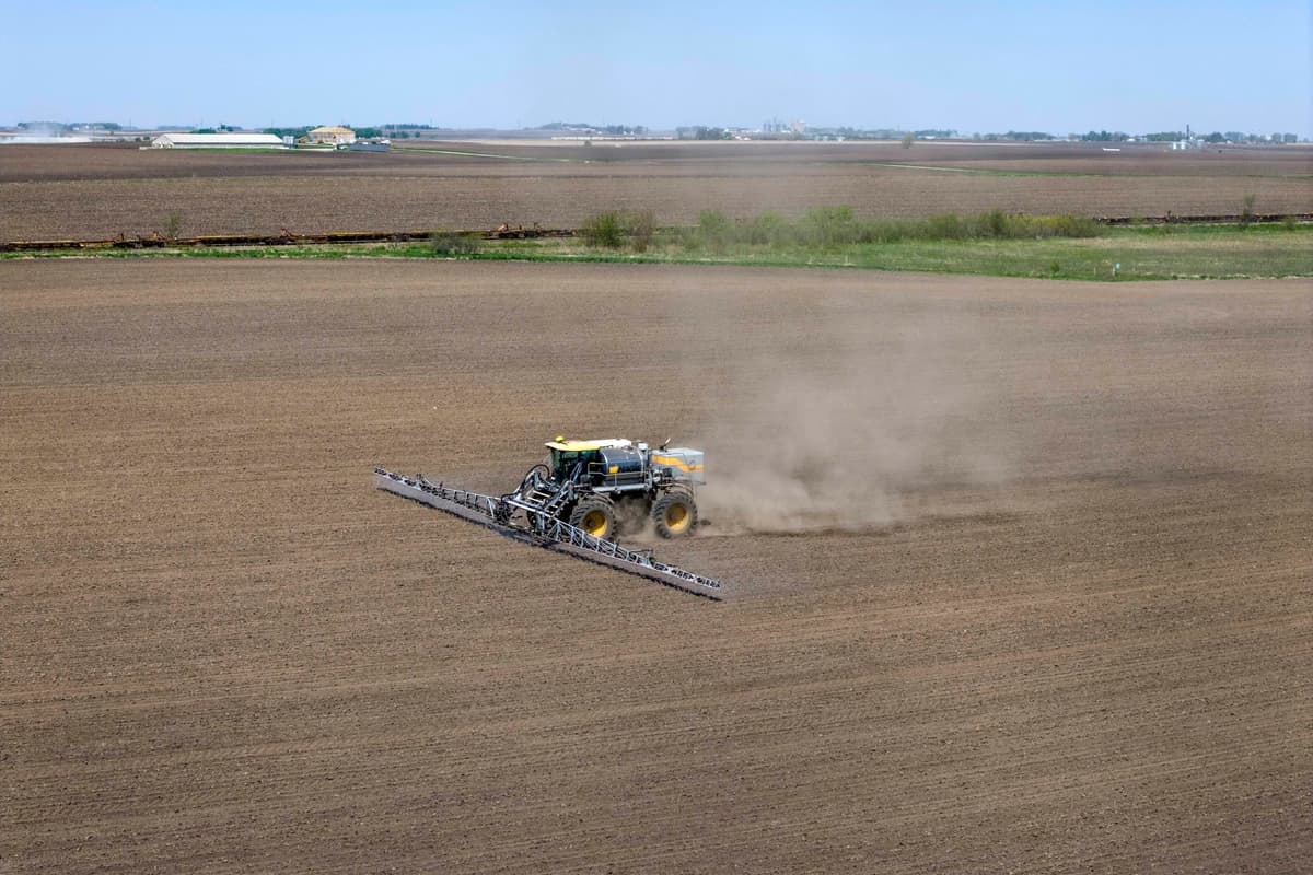 Un agricultor aplica un herbicida a un campo de maíz sembrado cerca de Mason City, Iowa, el 7 de mayo de 2026. (Scott Olson/Getty Images).