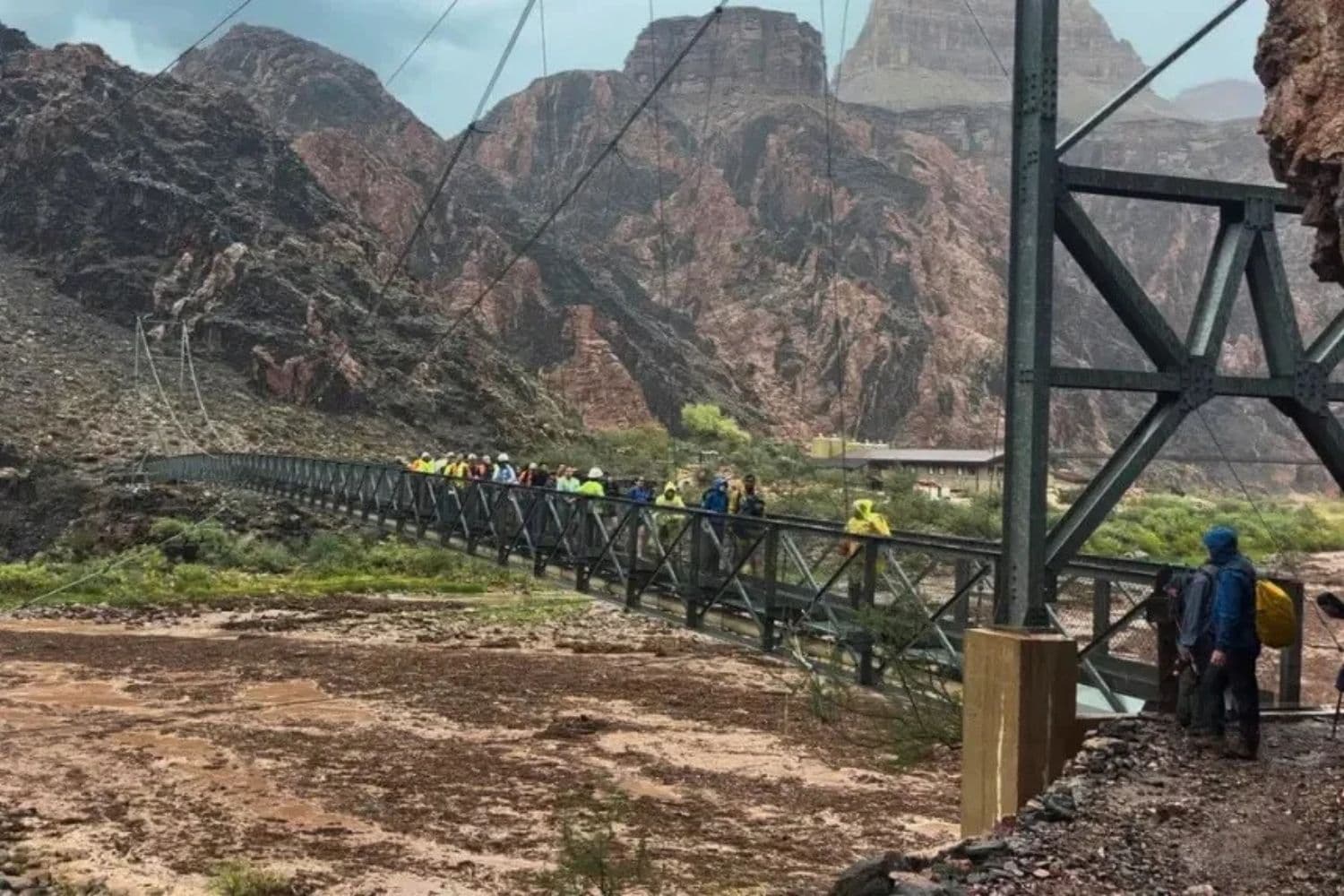 Unas personas cruzan un puente en medio de una crecida repentina en el Parque Nacional del Gran Cañón, en Arizona, EE. UU., el 29 de agosto de 2026. (Foto: Wieke De Boer/vía REUTERS).