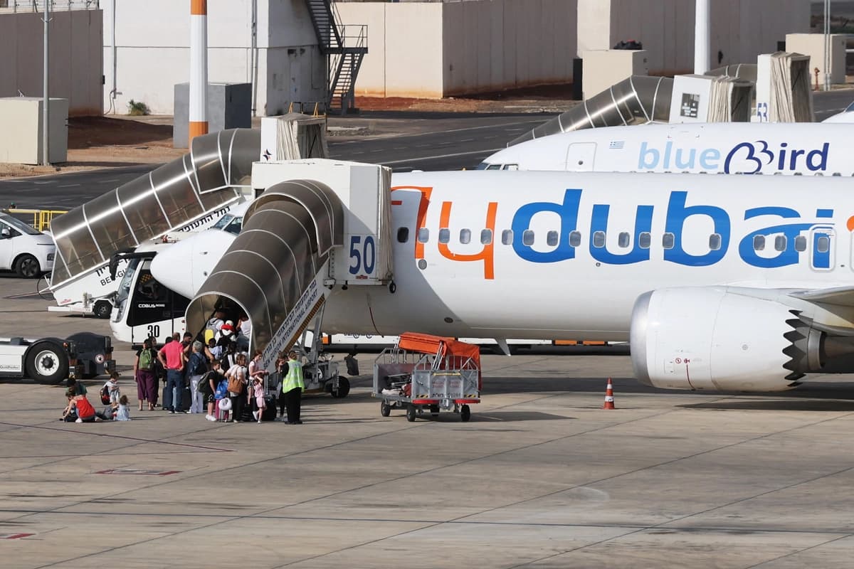 Los viajeros suben a bordo de un avión de Flydubai en el Aeropuerto Internacional Ben Gurión después de que otro vuelo de Flydubai procedente de los Emiratos Árabes Unidos con destino a Israel fuera desviado a Arabia Saudita tras una señal de emergencia, en Lod, cerca de Tel Aviv, Israel, el 30 de septiembre de 2026. (Ammar Awad/Reuters)