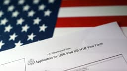 Juez federal bloquea tarifa de 100,000 dólares para visas H-1B