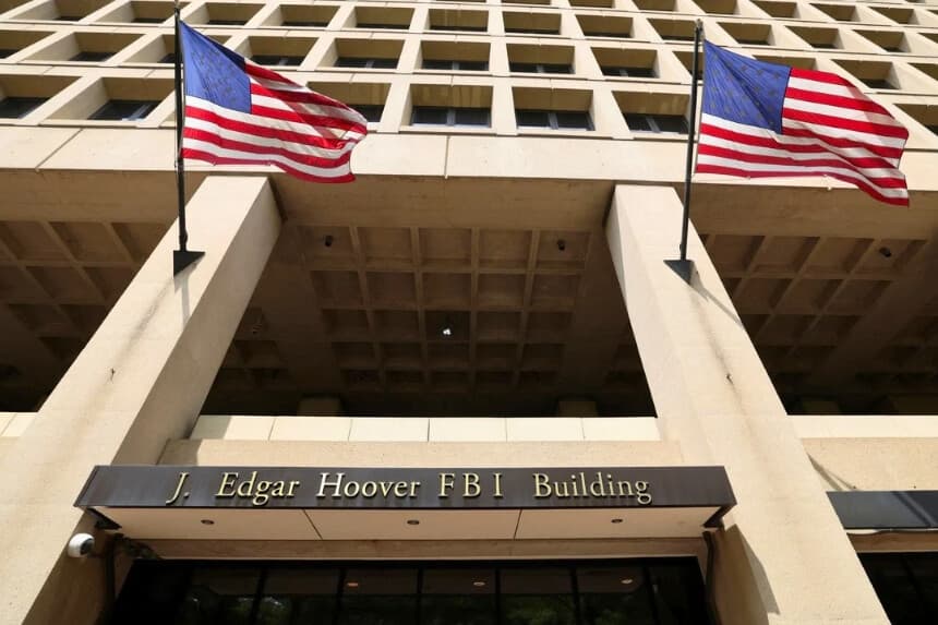Las banderas estadounidenses ondean al viento sobre la entrada del Edificio J. Edgar Hoover en Washington el 16 de mayo de 2025. (Kevin Lamarque/Reuters).