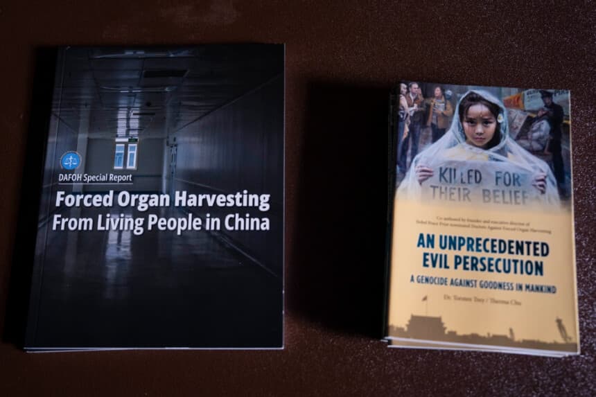 La organización Doctors Against Forced Organ Harvesting organiza la proyección de su documental “Silent Harvest: The Courage to Speak Up” en el edificio Dirksen del Senado, en Washington, el 15 de mayo de 2026. (Madalina Kilroy/The Epoch Times).