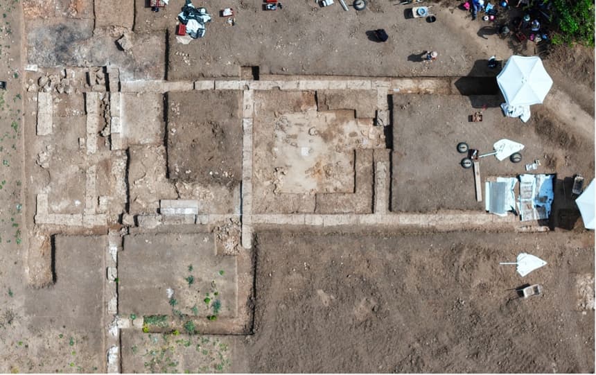 Vista aérea de un complejo de habitaciones que incluía una antesala y dos salas de banquetes que se descubrió en las excavaciones del yacimiento arqueólogico de Mieza, en el norte de Grecia, donde se ha identificado estuvo la escuela en la que el filósofo griego Aristóteles educó hace más de 2300 años al joven Alejandro Magno. (EFE/Ministerio de Cultura de Grecia)