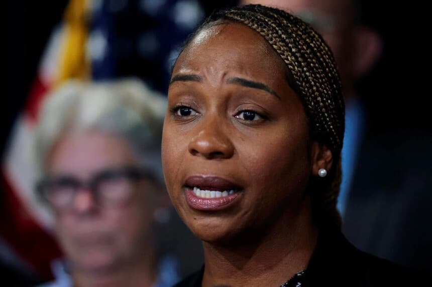 La fiscal general de Massachusetts, Andrea Joy Campbell, en una conferencia de prensa en Boston, Massachusetts, el 26 de agosto de 2026. (Brian Snyder/Reuters).