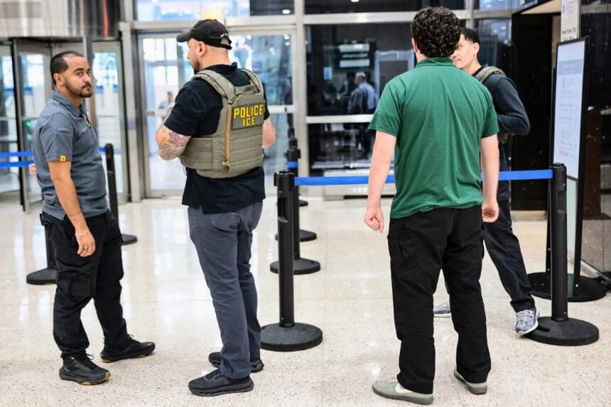Agentes de la Oficina de Inmigración y Aduanas (ICE) montan guardia frente a su oficina regional de Nueva York, el 1 de septiembre de 2026. (Michael M. Santiago/Getty Images).