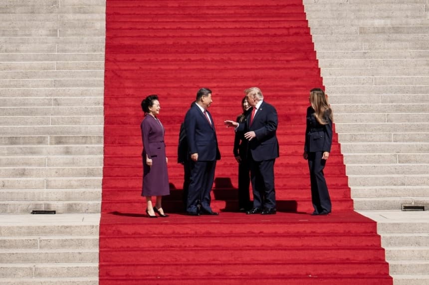 El presidente de EE. UU., Donald Trump; la primera dama, Melania Trump; el líder chino, Xi Jinping, y la esposa de este, Peng Liyuan, durante una visita a los Archivos Nacionales de EE. UU. en Washington el 25 de septiembre de 2026. (Madalina Kilroy/The Epoch Times)