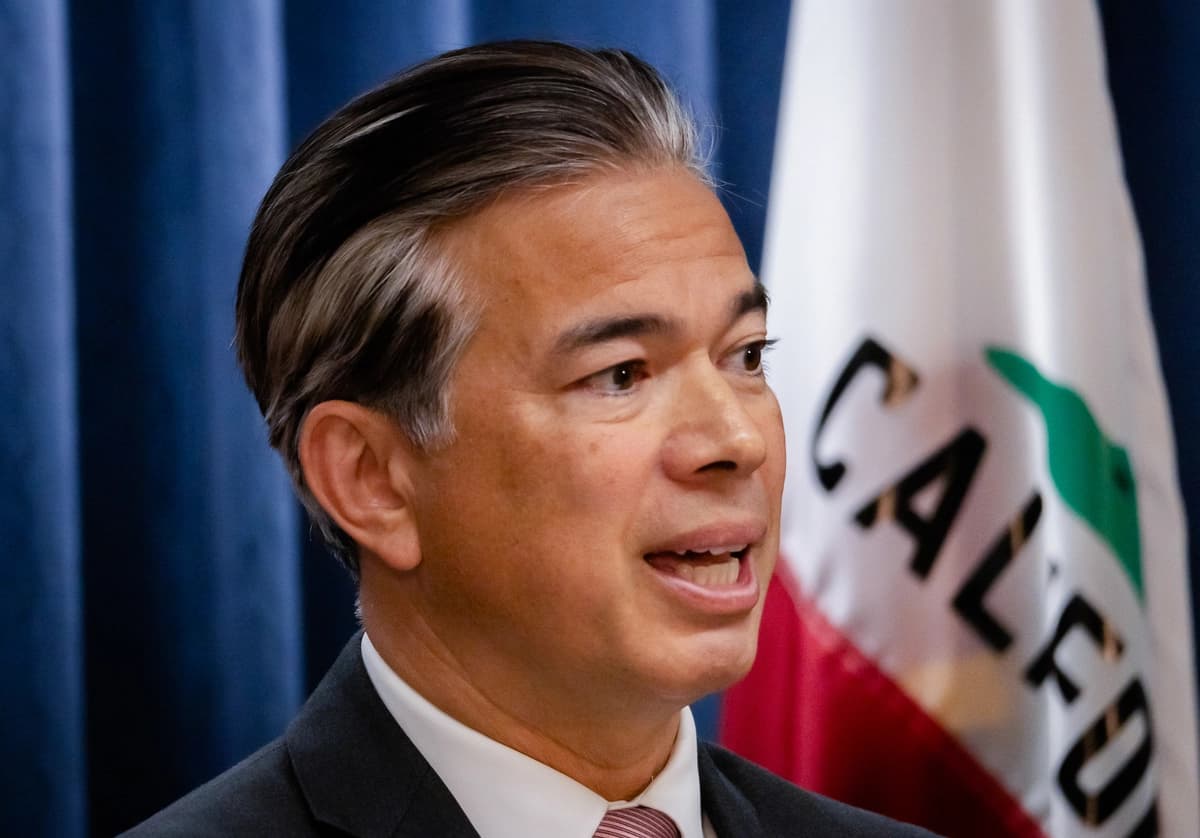 California y 6 estados demandan a la administración Trump por recortes de fondos migratorios