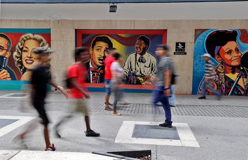 Personas caminan por un bulevar este lunes en La Habana (Cuba). (EFE/ Ernesto Mastrascusa)