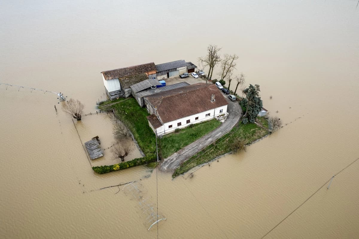 Una casa aislada rodeada por las aguas desbordadas del río Garona en el pueblo de Tonneins, Francia, el 20 de febrero de 2026. (Lionel Bonaventure/AFP vía Getty Images).