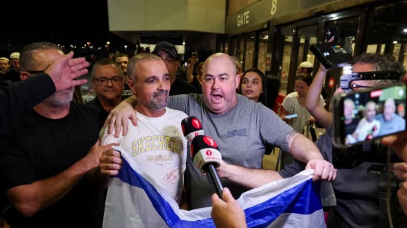 Pasajero israelí relata cómo sometió al copiloto y levantó el avión que iba en picada