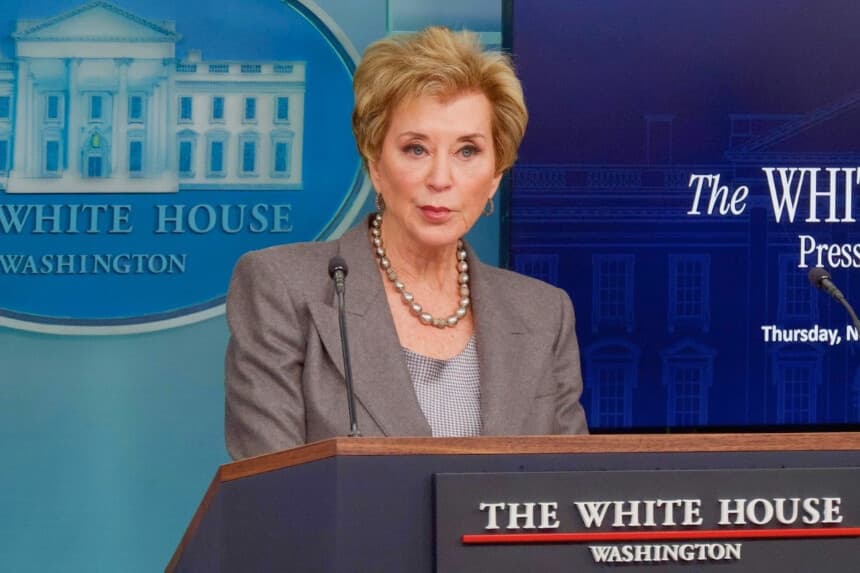 La secretaria de Educación, Linda McMahon, habla con los periodistas durante una rueda de prensa en la Casa Blanca, en Washington, el 20 de noviembre de 2025. (Travis Gillmore/The Epoch Times).
