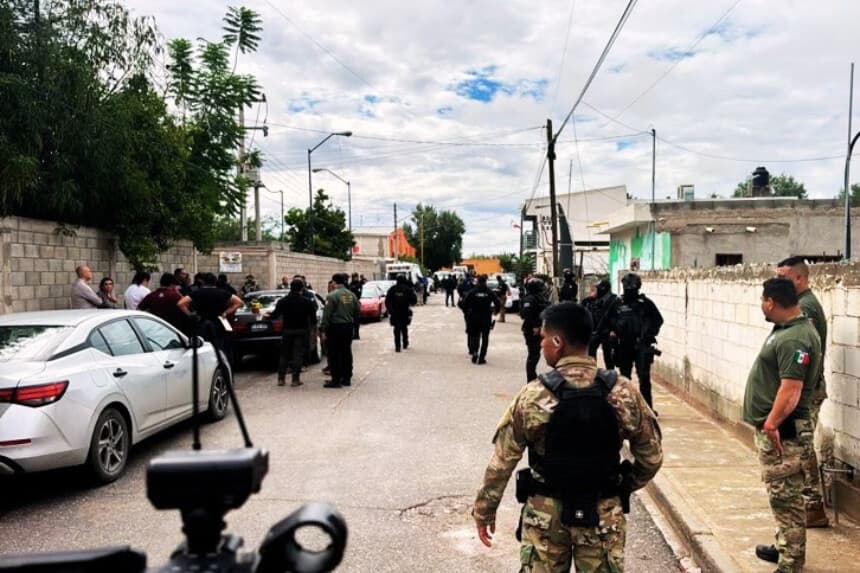 Integrantes de la Policía y Guardia Nacional custodian el exterior de una secundaria donde se registró un ataque este jueves, en Torreón, México. (EFE/ Madla Hartz)
